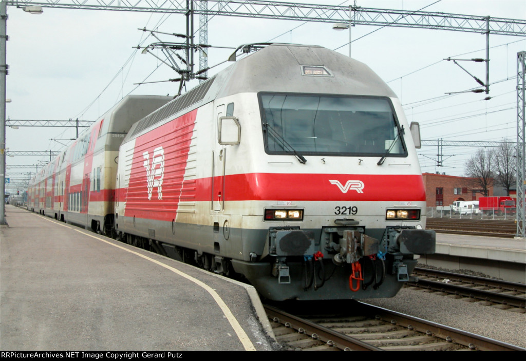 e/b departing led by VR Sr2 #3219 on Track #5